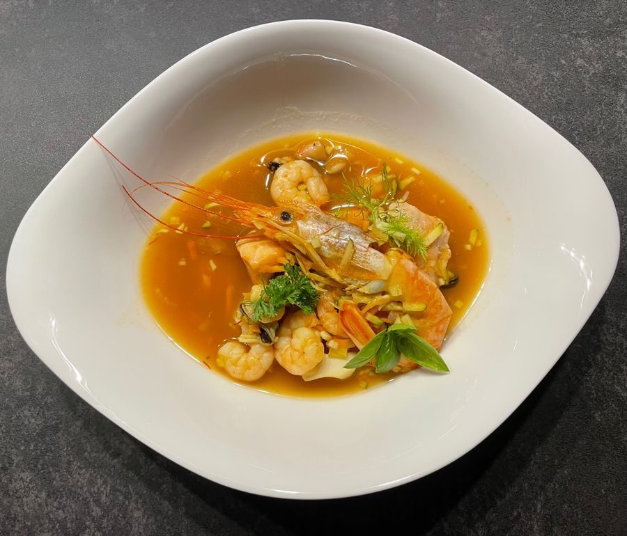 Cazuela de mariscos con camarón, pescado y mejillones